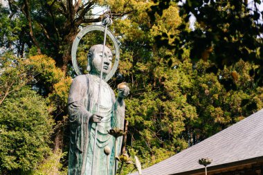 Shikoku, Japonya - 2 Mayıs 2025 Sankaku ij Tapınağı No. Shikoku haccında 65 kişi. Yüksek kalite fotoğraf