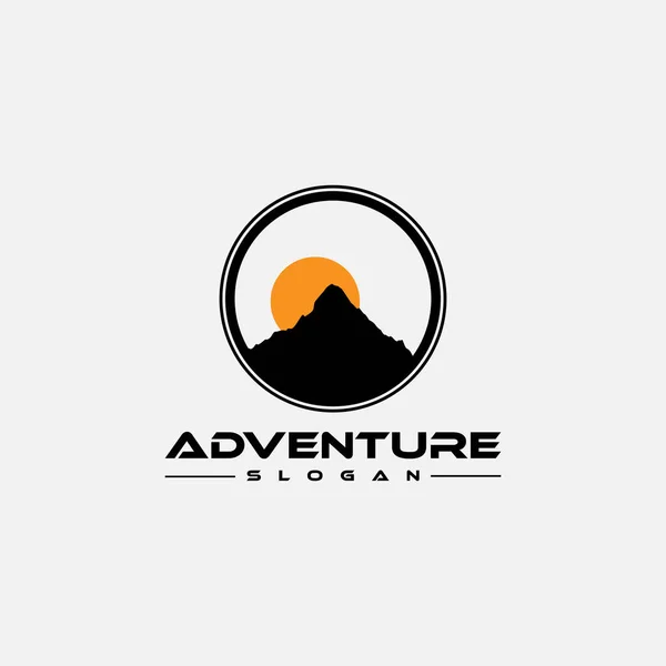 Modèles Conception Logo Adventure Avec Icône Montage Sur Silhouette — Image vectorielle