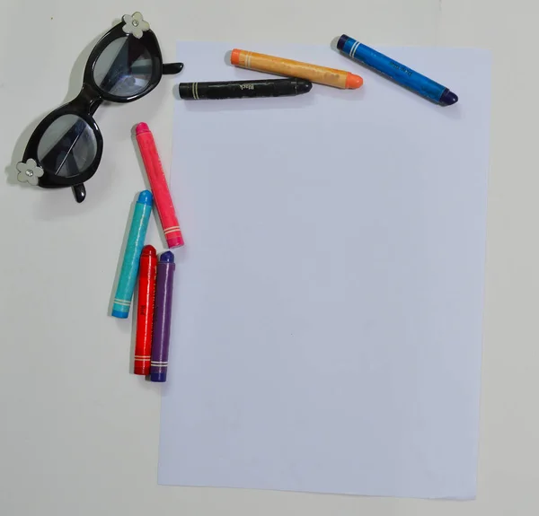 Escritorio Infantil Con Gafas Lápices Colores —  Fotos de Stock