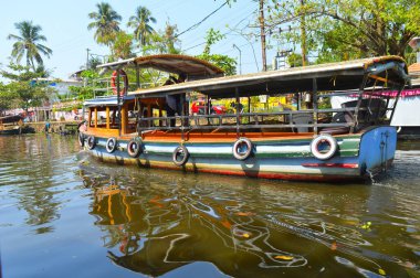 Alleppey Kanalları boyunca demirlemiş Shikara teknelerinin görüntüleri durgun turizmiyle ünlüdür.. 