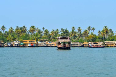 İskeleye demirlemiş yüzen yüzen evler ve ayrılan tekneler. Bir yüzen evde seyahat etmek büyüleyici bir deneyimdir. Serin bir esinti, ara sıra göç eden kuşlar, mevsimsel yağmurlar tekneye binmeyi eşsiz kılıyor. Sonsuza dek tadını çıkarabileceğiniz bir deneyim.. 