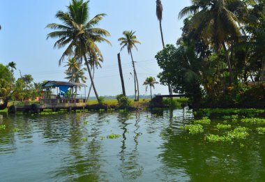 Toplu taşıma için kullanılan sahne teknesi iskelesi. Devlet tekneleri 40 noktada duruyor. Bu sularla kaplı topraklarda yaşayanlar için, tek ulaşım aracı tekne, bu yüzden fiyatlar düşük tutuluyor..