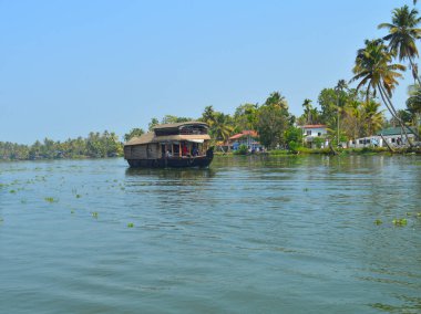 Alleppey 'de bir yüzen evde seyahat etmek başlı başına büyüleyici bir deneyim. Serin esinti, ara sıra göç eden kuşlar ve mevsimsel yağmurlar tekneye binmeyi eşsiz kılıyor. Sonsuza dek tadını çıkarabileceğiniz bir deneyim.. 