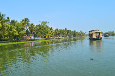 Alleppey 'de bir yüzen evde seyahat etmek başlı başına büyüleyici bir deneyim. Serin esinti, ara sıra göç eden kuşlar ve mevsimsel yağmurlar tekneye binmeyi eşsiz kılıyor. Sonsuza dek tadını çıkarabileceğiniz bir deneyim.. 