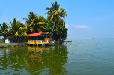 Toplu taşıma için kullanılan sahne teknesi iskelesi. Devlet tekneleri 40 noktada duruyor. Bu sularla kaplı topraklarda yaşayanlar için, tek ulaşım aracı tekne, bu yüzden fiyatlar düşük tutuluyor..