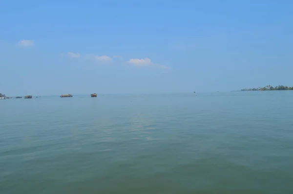 Grande Lago Estende Até Horizonte Alguns Mais Muitos Barcos Domésticos — Fotografia de Stock