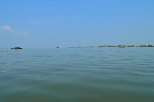 Grand Lac Étend Jusqu Horizon Peu Nombreuses Péniches Peuvent Être — Photo