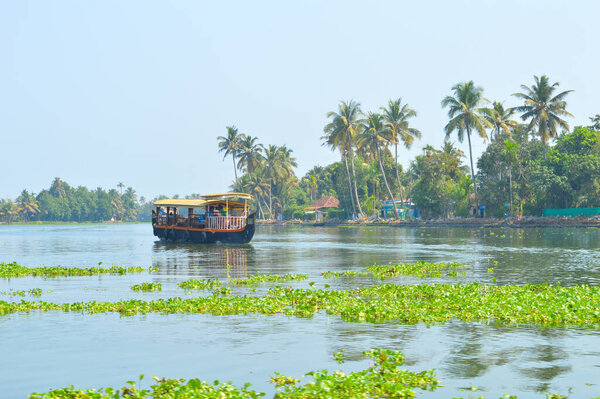 Travelling in a houseboat in Alleppey is an enchanting experience in itself. The cool breeze, the occasional migratory birds, and seasonal rains make the boat ride a unique experience that you can savour forever. 