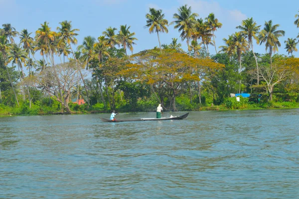 Küçük teknelerinde çalışan balıkçılar. Vembanad estuarine sisteminin, ticari (yüzgeç) balık ve kabuklu deniz hayvanlarının çok büyük bir kısmı için beslenme, yumurtlama ve yetiştirme alanları sağlayan çeşitli balıkçılık kaynaklarıyla bolluk içinde olduğu bilinmektedir..