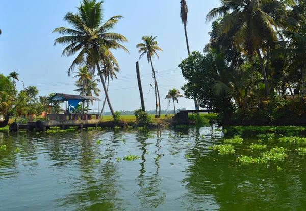Toplu taşıma için kullanılan sahne teknesi iskelesi. Devlet tekneleri 40 noktada duruyor. Bu sularla kaplı topraklarda yaşayanlar için, tek ulaşım aracı tekne, bu yüzden fiyatlar düşük tutuluyor..