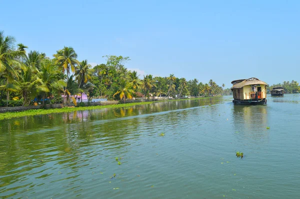 Alleppey 'de bir yüzen evde seyahat etmek başlı başına büyüleyici bir deneyim. Serin esinti, ara sıra göç eden kuşlar ve mevsimsel yağmurlar tekneye binmeyi eşsiz kılıyor. Sonsuza dek tadını çıkarabileceğiniz bir deneyim.. 