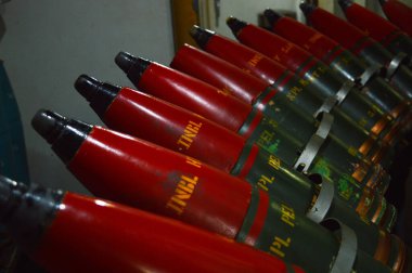 Bir gemi şarjöründe topçu mermileri var.
