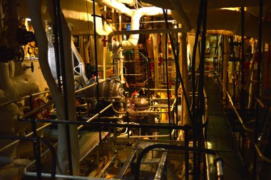 Gemideki karanlık makine dairesi.