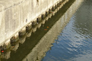 Thames Nehri 'ndeki rıhtımların temelinde de aynısının yansıması var.