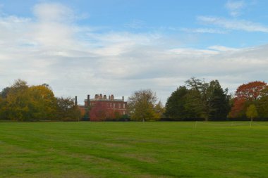 Viktorya döneminden kalma bir ev ve çimlerinin görüntüsü