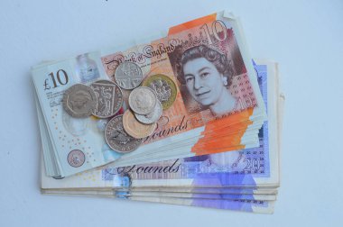 Beyaz zemin üzerinde sarı akçaağaç yaprağı olan İngiliz para birimi