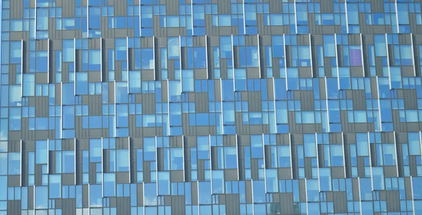 Minta Egy Épület Üvegtábláin Különböző Kék Szürke Árnyalatokkal — Stock Fotó