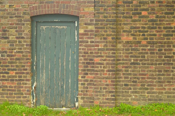 Tuğla Duvardaki Eski Yeşil Ahşap Kapı Klasik Bir Arkaplan Resmi — Stok fotoğraf