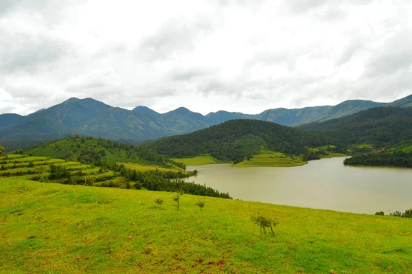 a beautiful green valley with the Emerald lake and mountains of the Nilgiris visible in the farend. The valley covers tea estates, villages, forest land and some different vegitation like carrots are also done here. The lake is an important tourist a