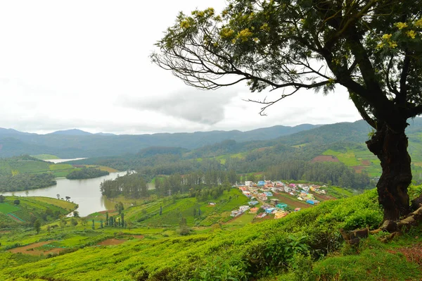 a beautiful green valley with the Emerald lake and mountains of the Nilgiris visible in the farend. The valley covers tea estates, villages, forest land and some different vegitation like carrots are also done here. The lake is an important tourist a