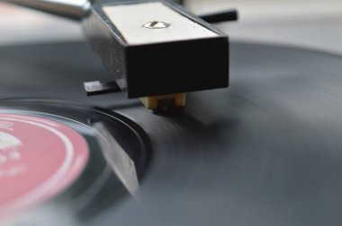 Dönüş tablosu ve ton kollu retro transistör gramofonunun görüntüsü. Gramofon ya da plak çalar olarak da adlandırılan gramofon, sesin mekanik olarak kaydedilmesi ve üretilmesi için bir cihazdır. Ses titreşimleri...