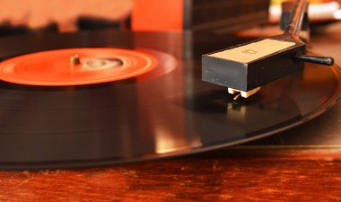 Dönüş tablosu ve ton kollu retro transistör gramofonunun görüntüsü. Gramofon ya da plak çalar olarak da adlandırılan gramofon, sesin mekanik olarak kaydedilmesi ve üretilmesi için bir cihazdır. Ses titreşimleri...