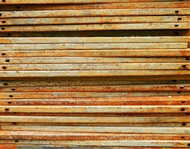 İnşaat malzemeleri bir inşaat sahasının yakınına yığılmış bir kalıp oluşturuyor. Kural olarak materyaller iyi kurutulmuş, düz ve verimsiz yüzeyde istiflenecektir. Malzeme yığınları, duvarlara veya diğer yapılara aşırı baskı uygulamaz..