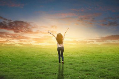 Kız sabah gün doğumunda mutlu görünüyordu.