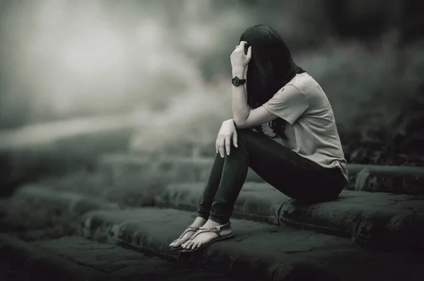 Ein Trauriges Mädchen Sitzt Einem Einsamen Kopfschmerz — Stockfoto