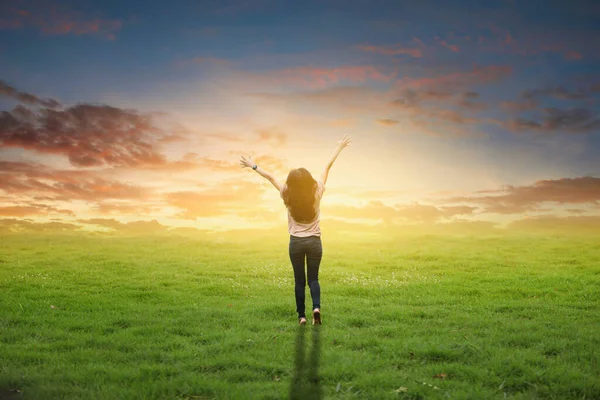 Kız sabah gün doğumunda mutlu görünüyordu.