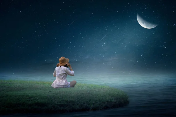 Kız kış ayında mutlu bir şekilde oturdu..