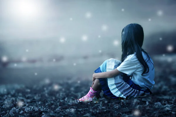 Une Petite Fille Assise Regardant Lune — Photo