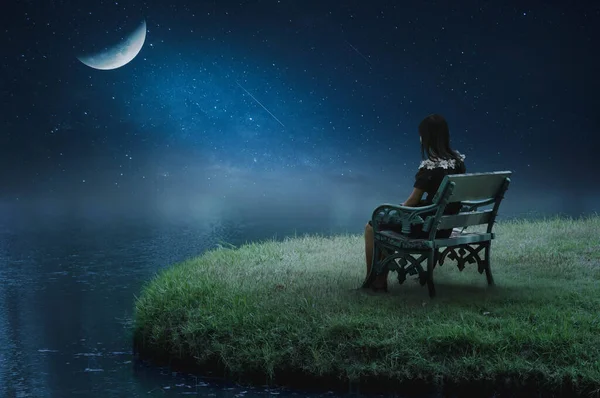 Oturup aya bakan bir kız.