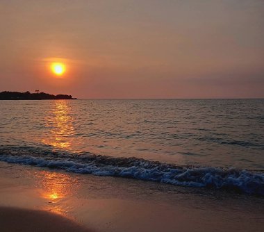Pailus sahilinde gün batımı portakalı