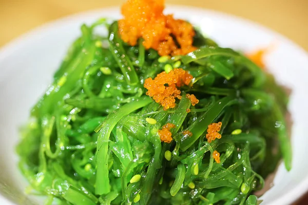 Wakame, yeşil yapraklı yosun ve turuncu havyar 