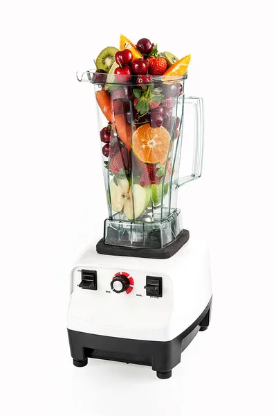 浆果和蔬菜搅拌机 由健康水果制成的搅拌机 — 图库照片