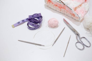 Örgü ekipmanları, ahşap örme ve örgü şişleri. Seçici odaklanma. asya.