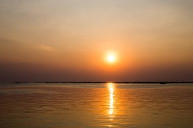 Okyanusun üzerinde güzel bir gün batımı. Denizde gün doğumu.