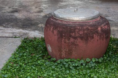 Eski tarz paslı metal kavanoz.