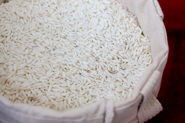 米をボウルに入れ生の種子を食べ — ストック写真
