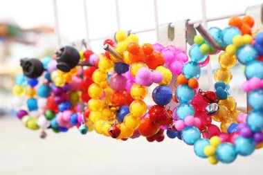 Renkli elastik halkalar. Kız elastik moda bandı. Saç tokası. Lastik toka, uzun saçların bağlanmasında kullanılan lastik bantlı bir saç tokasıdır..