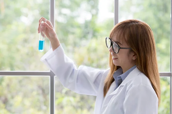 Science Whit Esprit Bleu Esprit Substance Scientifique Bleu Dans Main — Photo