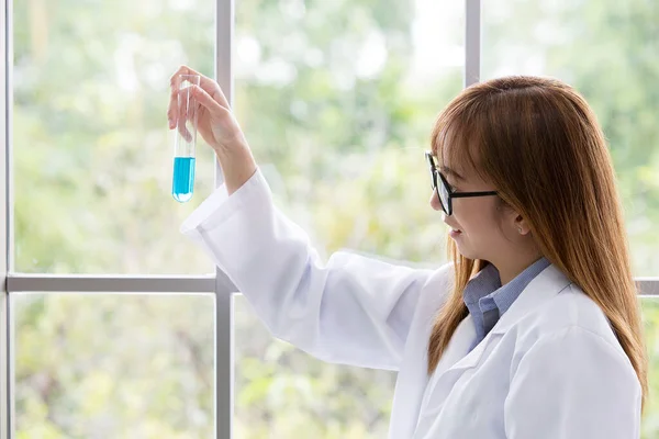 Sciene Con Mente Espíritu Azul Sustancia Científica Azul Mano Laboratorio —  Fotos de Stock