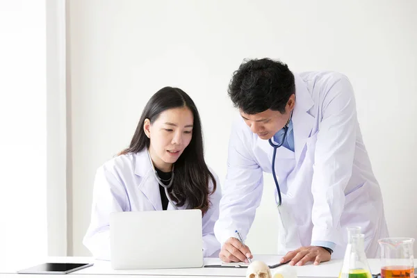 Dos Trabajadores Médicos Asiáticos Sonríen Retrato Médico Asiático Químicos Haciendo —  Fotos de Stock