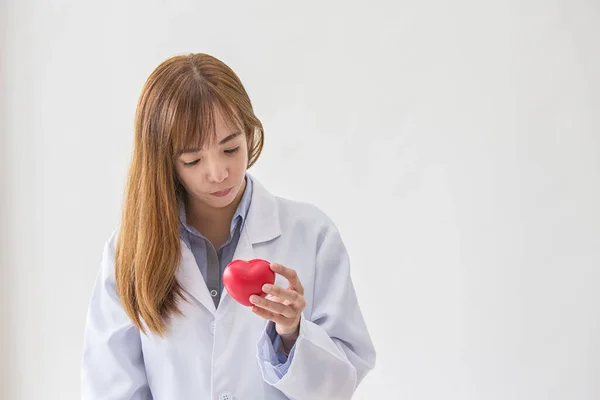 Retrato Doctora Sonriente Con Corazón Rojo Amable Joven Doctora Con —  Fotos de Stock