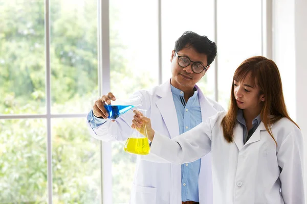 Тест Науке Критерий Химика Два Учёных Работают Лаборатории Мужчина Женщина — стоковое фото