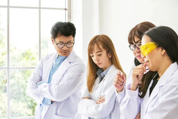 Vetenskapstest Kemist Vetenskapliga Tester Kvalitet Team Scientist Arbetar Laboratoriet Man — Stockfoto