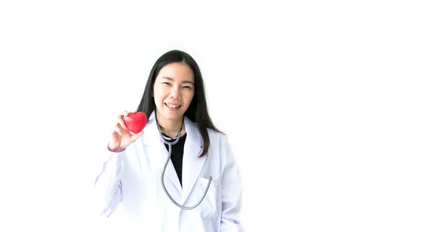 Portret Uśmiechniętej Lekarki Czerwonym Sercem Przyjazna Młoda Kobieta Doktor Stetoskopem — Zdjęcie stockowe