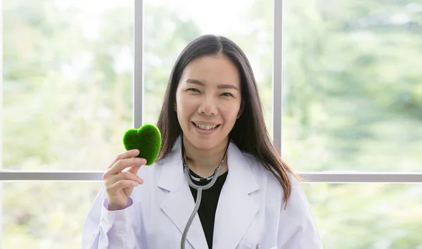 Retrato Doctora Sonriente Con Corazón Verde Amable Joven Doctora Con —  Fotos de Stock