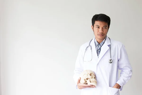 Portrait Médecin Souriant Amical Jeune Homme Médecin Avec Stéthoscope Autour — Photo